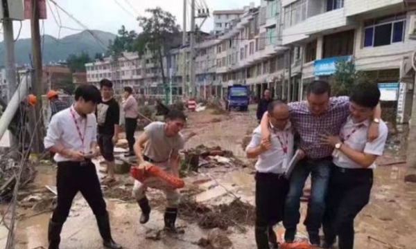 Quan chức Trung Quốc bị sa thải vì bức ảnh nhân viên ‘nâng’ qua vũng nước