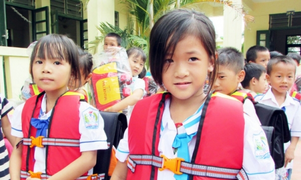 Công ty Bảo hiểm Prudential Việt Nam phát hàng loạt đồ dùng học tập hỗ trợ khẩn cấp cho trẻ em vùng lũ ở Nghệ An