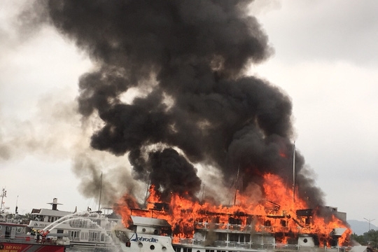  Tàu du lịch trên vịnh Hạ Long lại bất ngờ bốc cháy trong đêm
