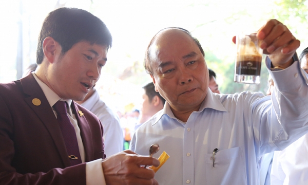 Thủ tướng Nguyễn Xuân Phúc đến thăm và 'nếm thử' cà phê Tây Nguyên