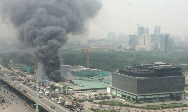 Hà Nội: Cháy lớn tại đường Phạm Hùng, khói bốc cao hàng trăm mét
