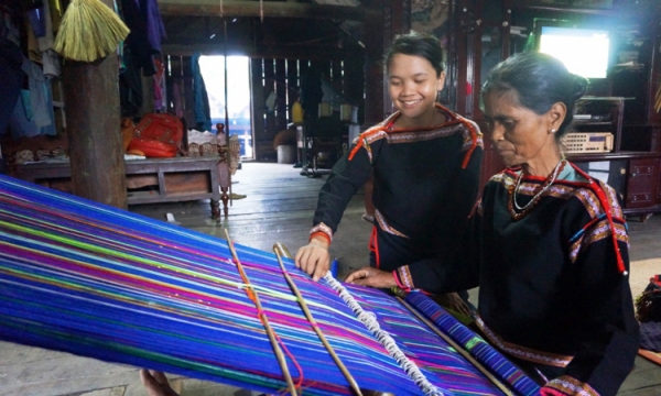 Những người phụ nữ nặng lòng bảo tồn nghề dệt thổ cẩm