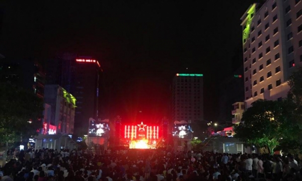 TP.HCM: Hàng ngàn người xem ca nhạc tại hai sân khấu ở phố đi bộ Nguyễn Huệ