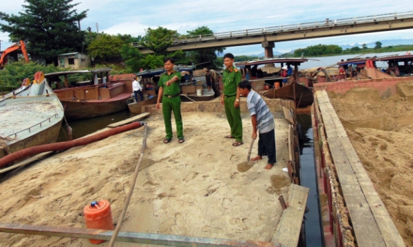 Quảng Nam: Bắt giữ 5 tàu hút cát trái phép trên sông Thu Bồn