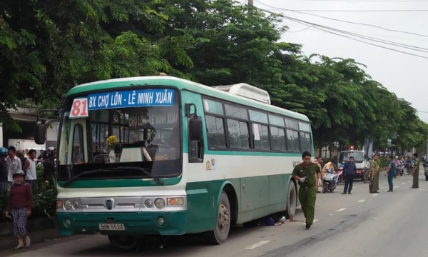 TP.HCM: Bị xe buýt cuốn vào gầm, một nạn nhân tử vong