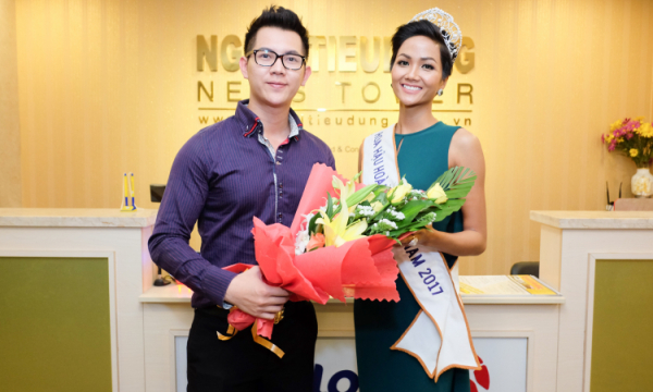 Nam Vương Quốc tế Nguyễn Hải Quân lịch lãm tặng hoa chào đón Top 3 HHHVVN 2017