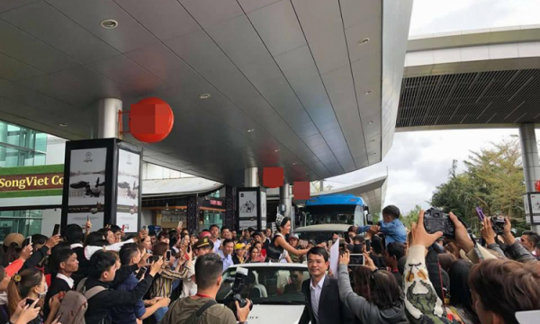 Đông đảo người dân ra sân bay chào đón tân Hoa hậu H'Hen Niê