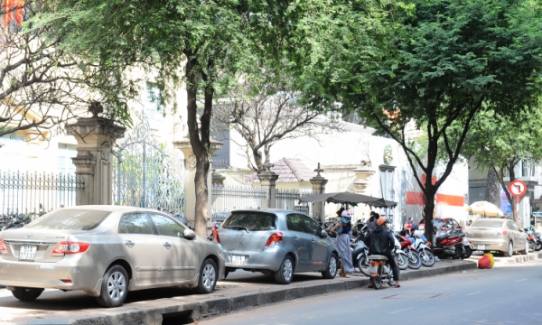 Sài Gòn: “vô tư” đậu xe vỉa hè trái phép