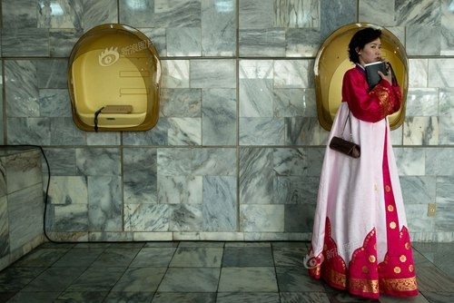 Quà đính hôn ở Triều Tiên: Điện thoại di động 'hot' hơn nhẫn đôi
