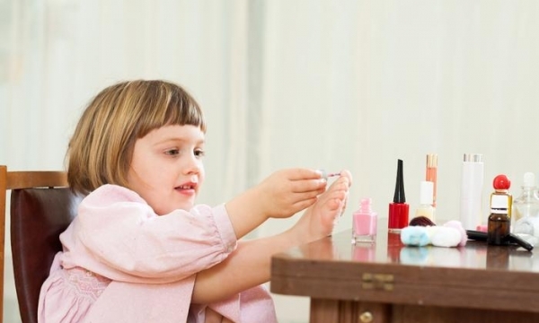 Cảnh báo sơn móng tay làm giảm IQ ở trẻ 