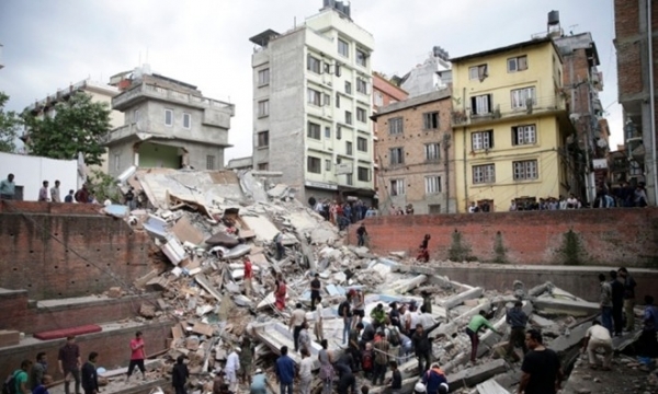 Bới gạch tìm người sống sót sau động đất kinh hoàng ở Nepal