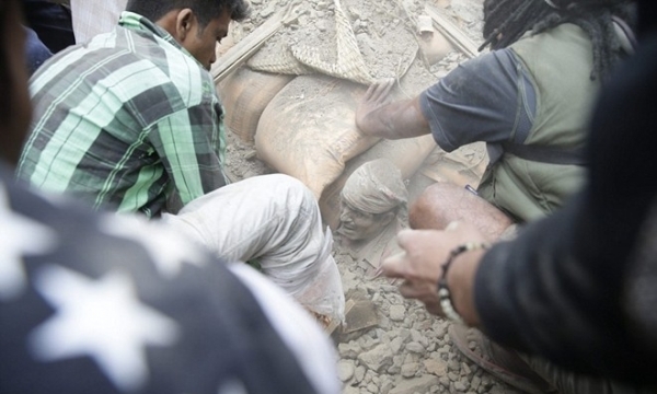 Hình ảnh thương tâm trong trận động đất Nepal 