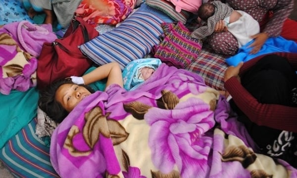 Bé gái chào đời giữa lúc động đất rung chuyển Nepal