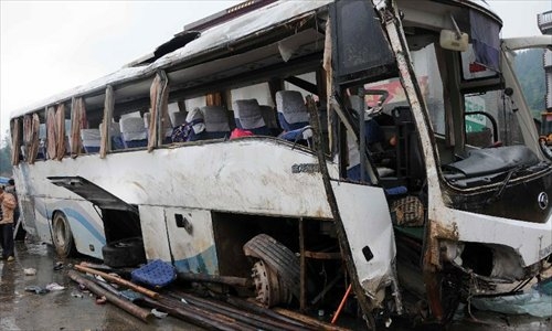 Lật xe buýt, hơn 48 người thương vong 