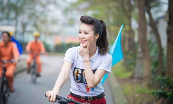 Loạt ảnh thú vị của Á hậu Thụy Vân khi đạp xe kêu gọi tiết kiệm năng lượng