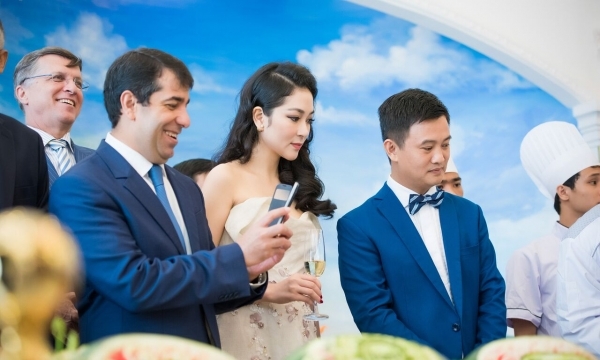 Hoa hậu Nguyễn Thị Huyền cùng đại sứ nước ngoài ăn cá biển