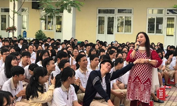 NSND Bạch Tuyết cùng học sinh hát mừng 100 năm sân khấu cải lương