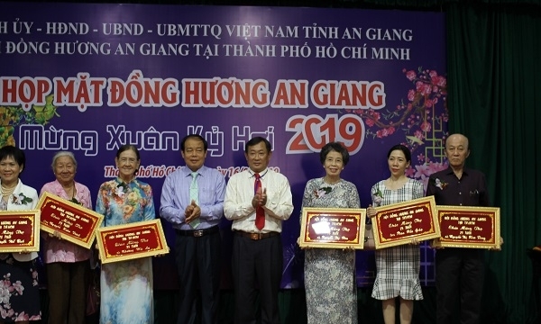 Hội Đồng hương tỉnh An Giang trao hàng trăm triệu học bổng khuyến học cho sinh viên nghèo tại TP.HCM