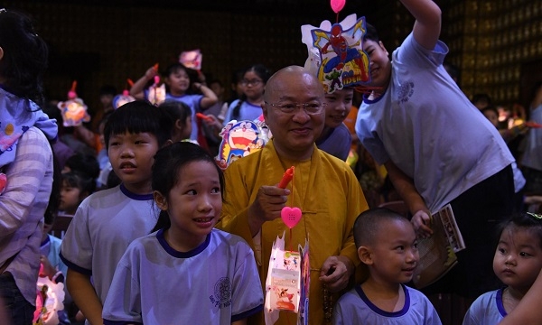 Gần 1.000 em thiếu nhi tham dự 'Đêm hội Trăng Rằm' tại chùa Giác Ngộ