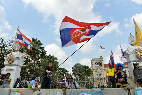 100 người biểu tình Thái Lan bị bắt