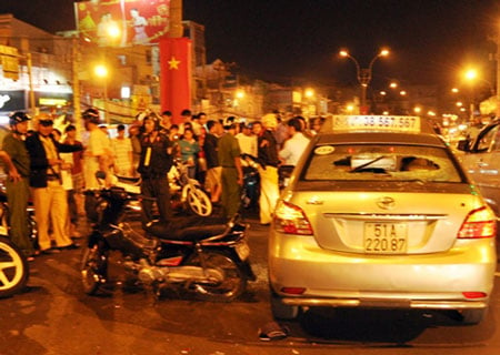 30 cảnh sát ngăn chặn vụ đập xe taxi giữa ngã tư