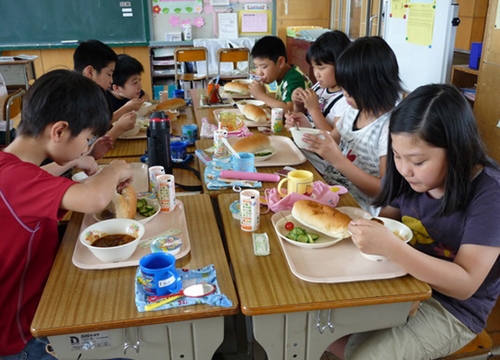 900 học sinh Nhật bị ngộ độc thực phẩm