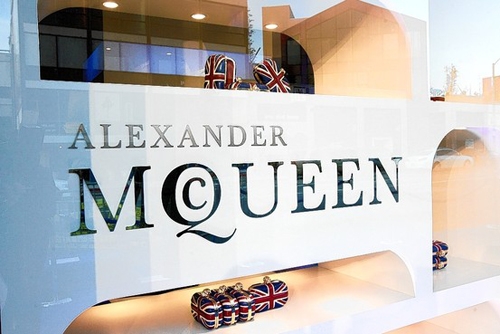 Alexander McQueen bị kiện vì quỵt tiền lương