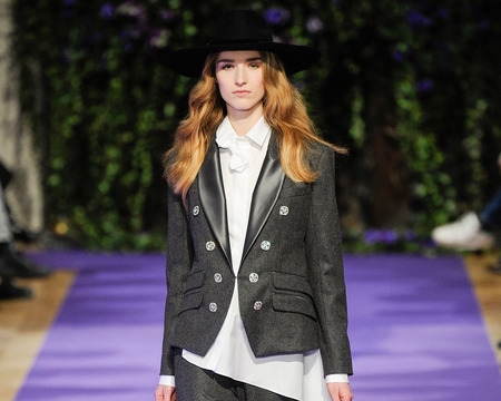 Alexis Mabille dùng tay áo làm thắt lưng ở Paris Fashion Week