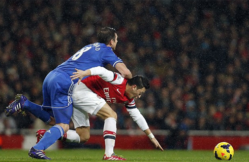 Arsenal và Chelsea chia điểm trong chiều mưa Emirates                                                   Puyol nắm chặt tay bà bầu trên phố