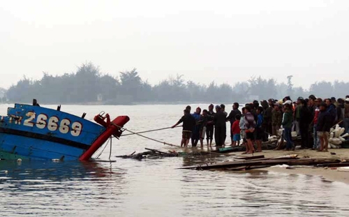Ba người chết do chìm tàu ở cửa biển Thuận An