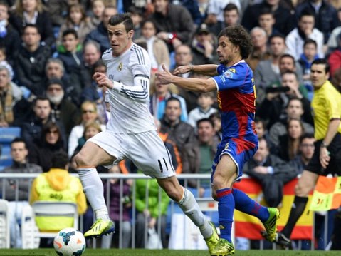 Bale lập siêu phẩm, Real vượt Barca lên đỉnh bảng