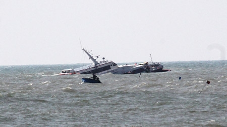 Bám trụ cứu tàu cao tốc bị chìm tại Bình Thuận