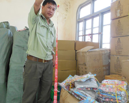 Bắt 3.600 tấm đồ chơi trẻ em in hình cờ Trung Quốc