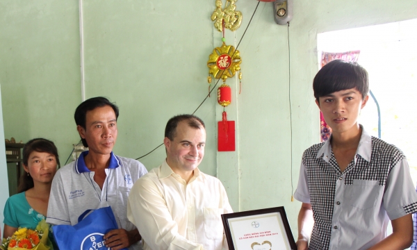 Bayer Việt Nam tặng quà các tân sinh viên nhập học