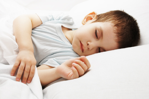 Bé 4 tuổi hay trằn trọc khó ngủ