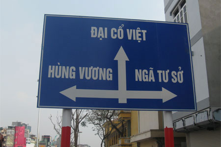 Biển giao thông sai quốc hiệu trên đường đắt nhất Hà Nội