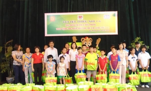 Big C tặng quà cho các trẻ em có hoàn cảnh khó khăn nhân dịp Tết thiếu nhi 2014