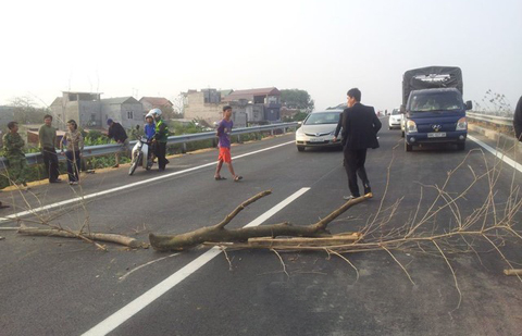 Bộ trưởng bị chặn đường trên cao tốc Nội Bài