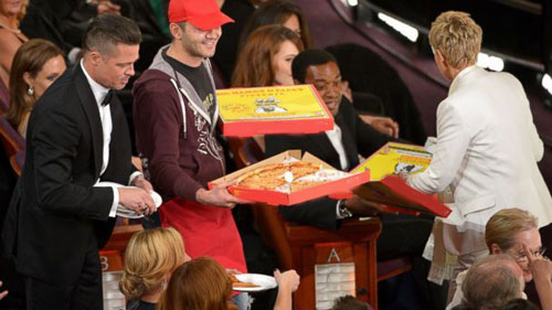 Brad Pitt say sưa ăn pizza tại Oscar 2014