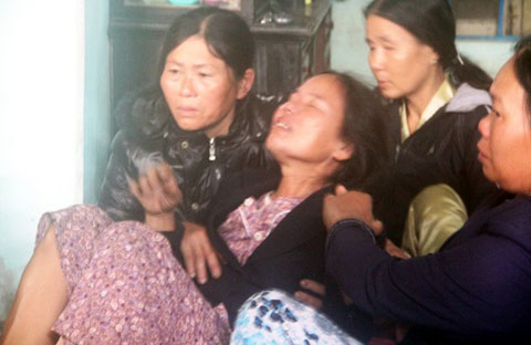 Cả làng khóc thương nữ sinh bị xe tải tông chết