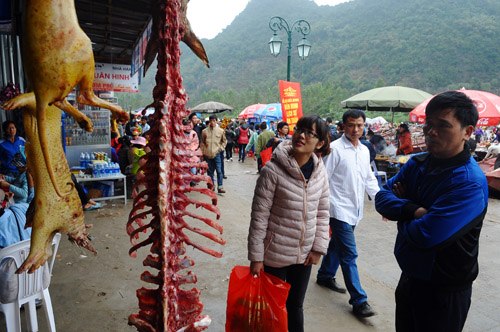 Cấm hàng quán chùa Hương treo thịt động vật