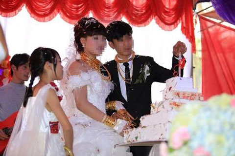 Cận cảnh đám cưới đầy vàng và xe phân khối lớn tại phố núi Hà Tĩnh