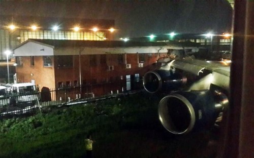 Cánh máy bay Anh quét ngang tòa nhà ở Nam Phi