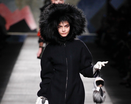 Cara Delevingne xách búp bê Karl Lagerfeld mở đầu show Fendi