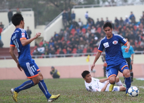 Cầu thủ Than Quảng Ninh bị ép ký hợp đồng ngắn hạn                                                   Maxi Lopez ngang nhiên ‘mây mưa’ với bảo mẫu