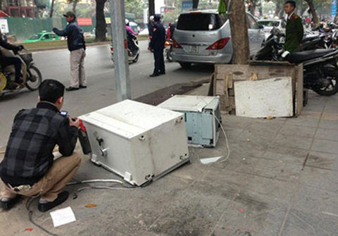 Cây ATM bị phá tung giữa Hà Nội, tiền bị rút sạch