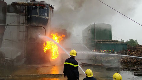Cháy lớn tại nhà máy gỗ MDF Quảng Trị