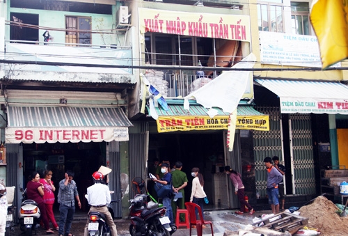 Cháy nhà 3 tầng chứa hóa chất sát chợ Kim Biên