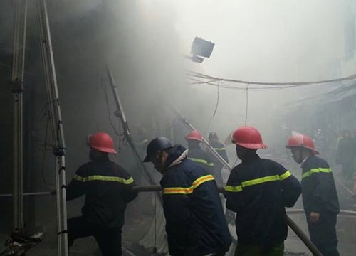 Chợ Nhà Xanh chìm trong khói lửa 