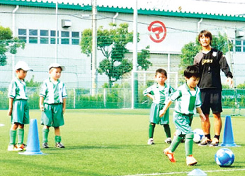 CLB Nhật mở trường dạy bóng đá trẻ ở TP HCM                                                   Bồ C. Ronaldo khoe chân, bạn gái Messi lấp ló ngực đầy